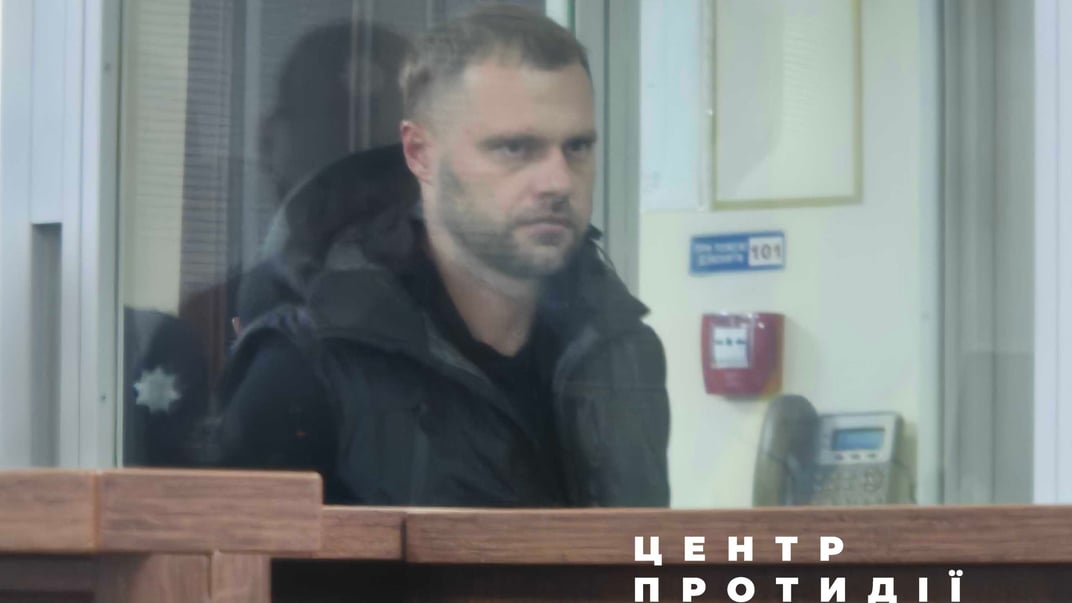 Заступник начальника департаменту міжнародно-правового співробітництва ОГП Сергій Кропива під час обрання запобіжного заходу, 6 вересня 2026 року Заступник начальника департаменту міжнародно-правового співробітництва ОГП Сергій Кропива під час обрання запобіжного заходу, 6 вересня 2026 року