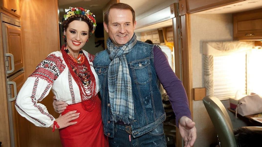 «Схемы»: Санкции не мешают семье Медведчука торговать нефтью со США. Через Россию и Швейцарию