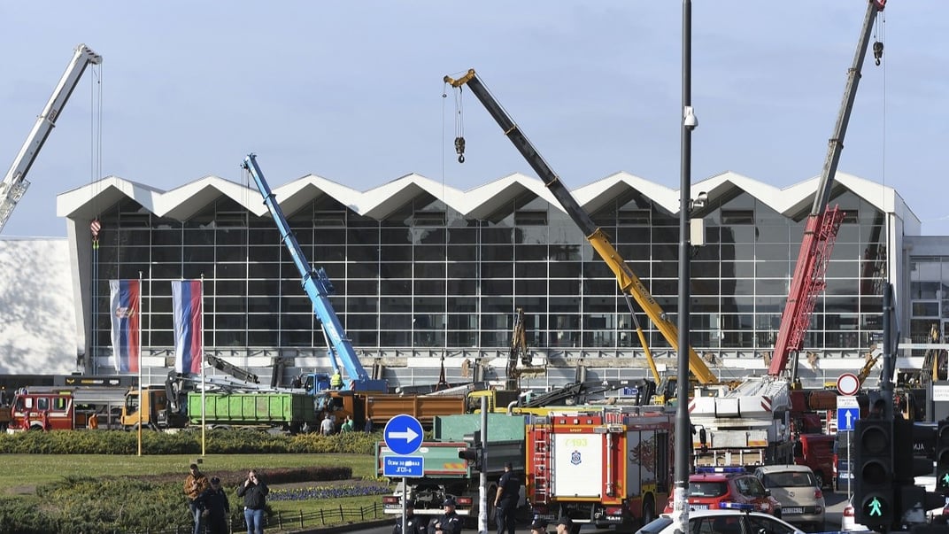 Люди та рятувальники збираються на місці обвалу навісу на залізничній станції в Новому Саді, 1 листопада 2024 року