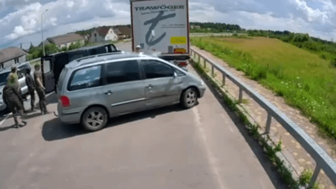 Чоловік б'є лопатою скло машини перед тим, як напасти на військовослужбовця ТЦК