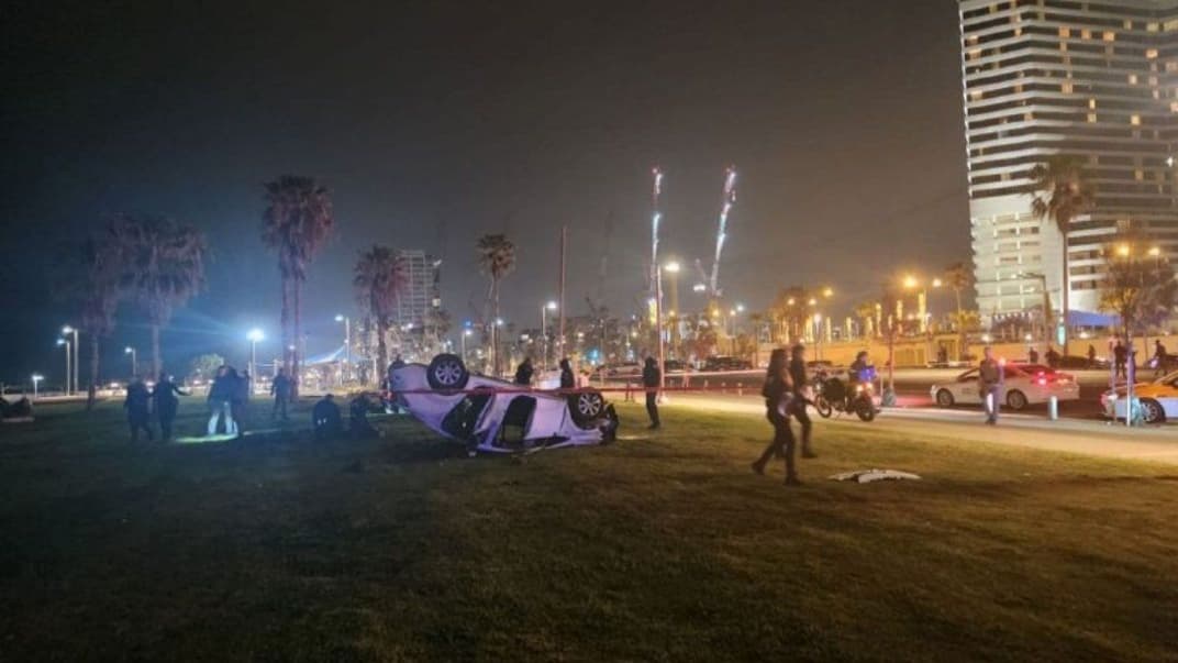 Перекинутий автомобіль чоловіка, який почав стрілянину в Тель-Авіві, 7 квітня 2023 року