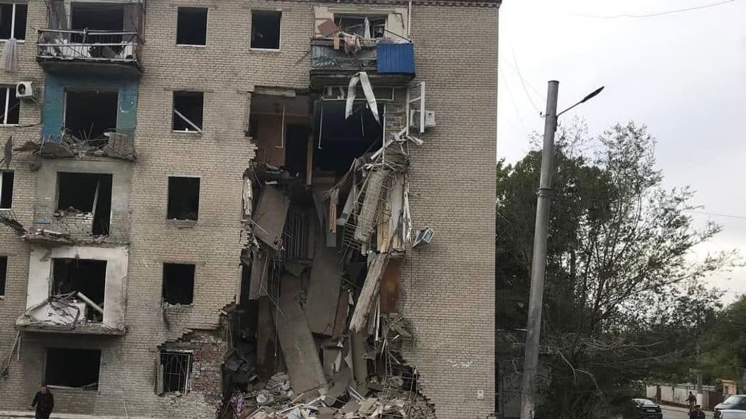 Пошкоджена багатоповерхівка в центрі Слов'янська