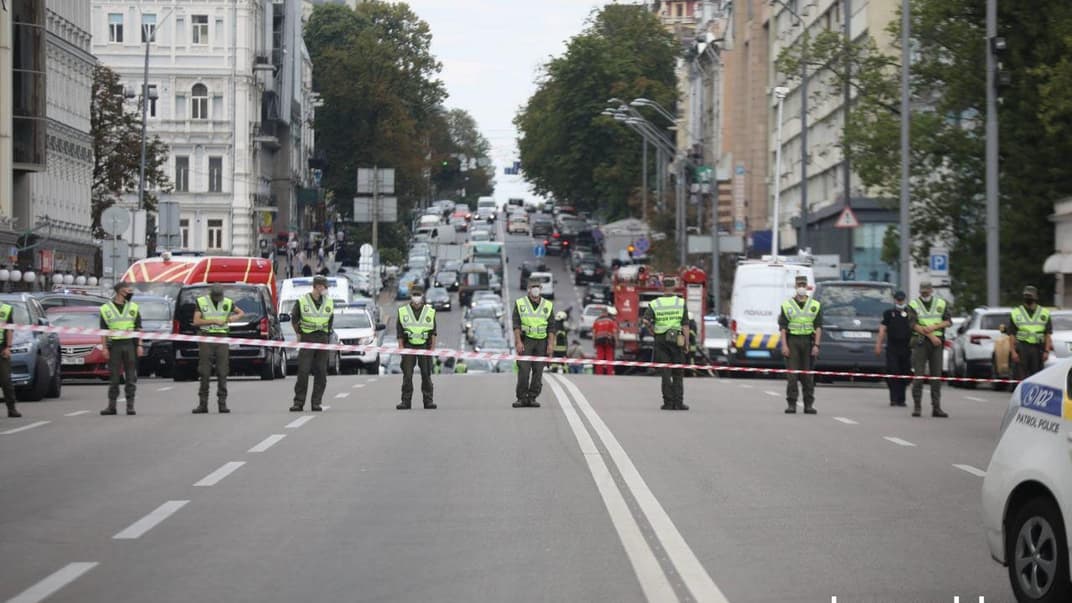 Правоохранители перекрыли дорогу по улице Владимирской возле бизнес-центра «Леонардо», Киев, 3 августа 2020 года