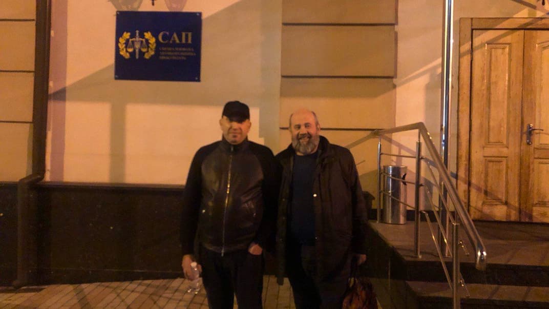 Вадиму Альперін (зліва) з адвокатом Андрієм Федурос