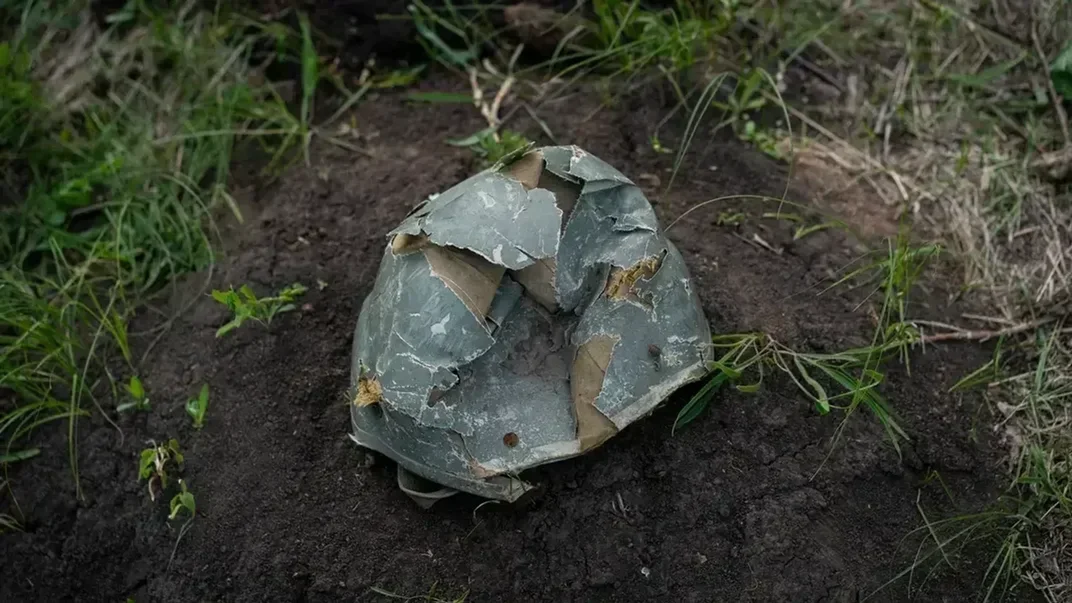 Каска русского солдата лежит в окопе в селе Малая Рогань, Харьковская область, 16 мая 2022 года