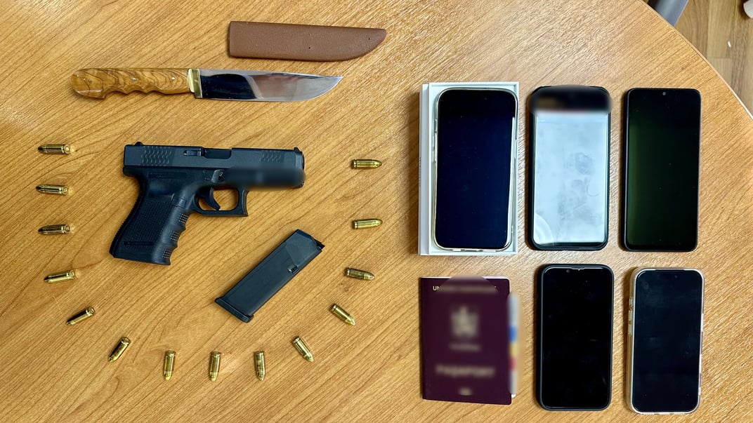 Зброя, паспорт й телефони, які знайшли у затриманого