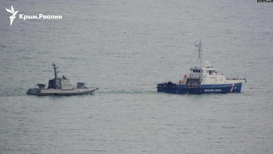 Один з українських катерів, який буксирують з Керчі, 17 листопада 2019 року