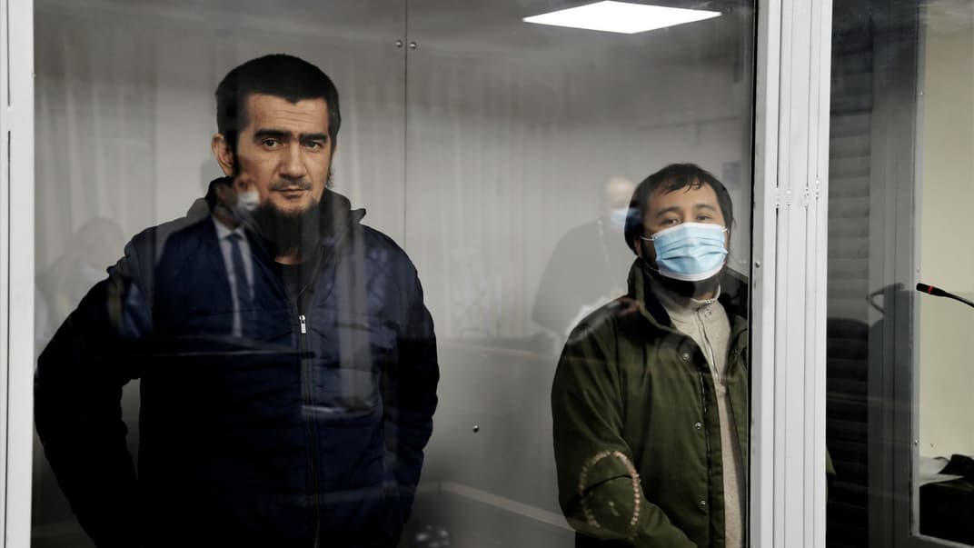 Обвинувачені в убивстві пластичного хірурга Андрія Сотника в Києві Махаматіякуб Маматкадиров (зліва) та Ермек Кудайназаров