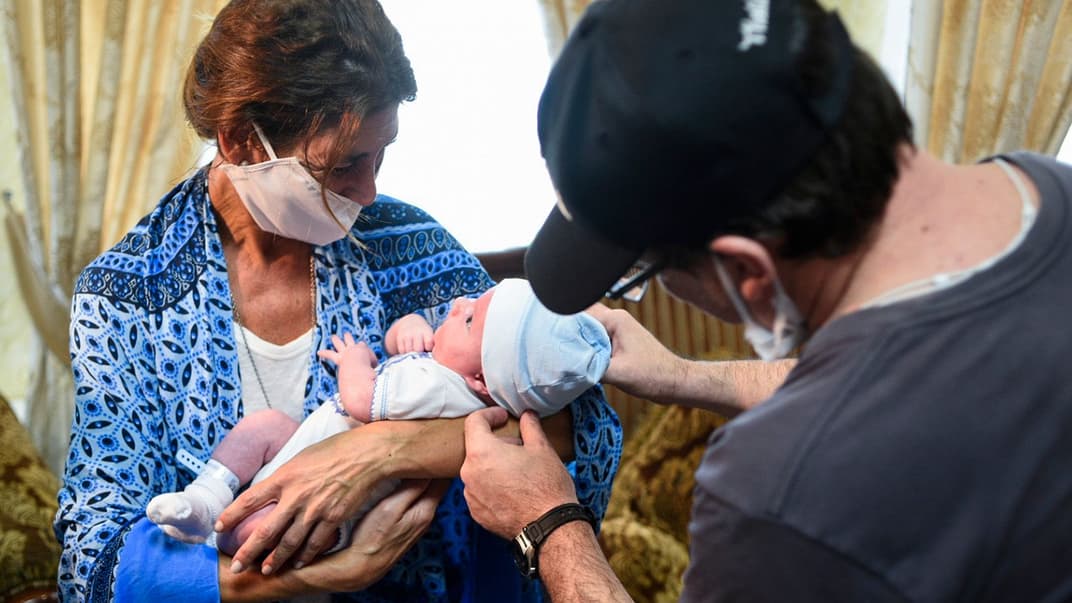 Мама немовляти Андреа Діез з чоловіком Фернандо та сином Ігнасіо, Київ, 10 червня 2020 року