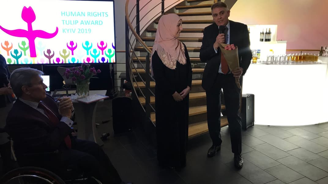 Посол Нідерландів в Україні Йеннес де Мол (праворуч) та адвокатка з Криму Ліля Гемеджі, посольство Нідерландів, Київ, 5 грудня 2019 року