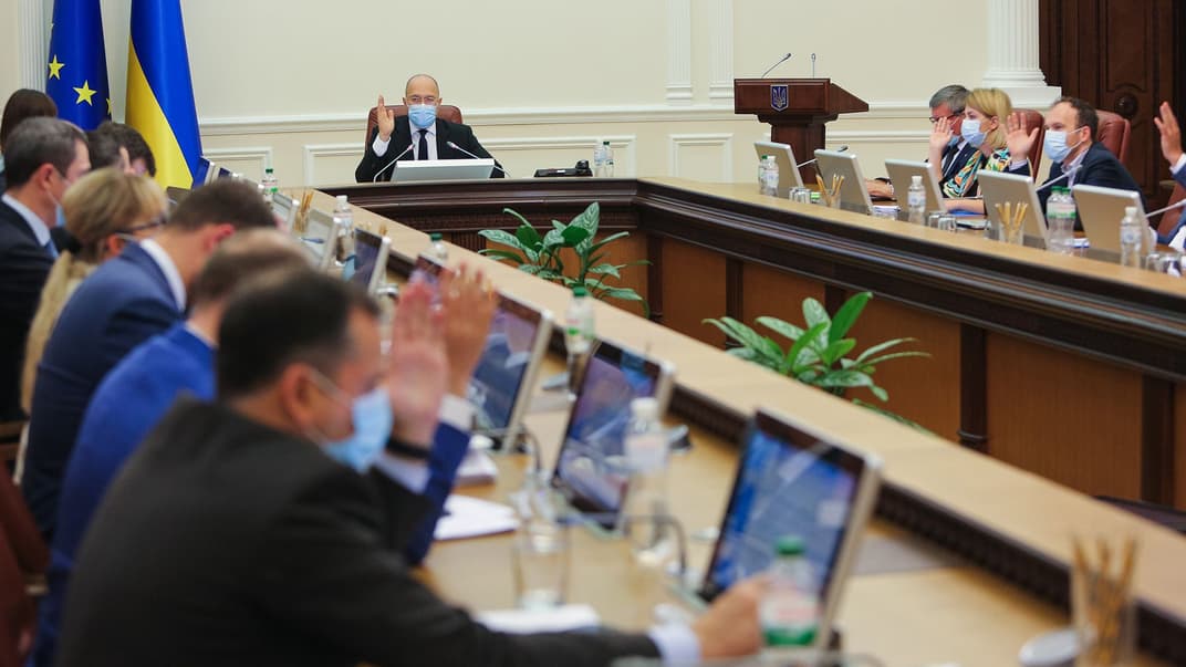 Министры голосуют во время заседания Кабинета министров Украины