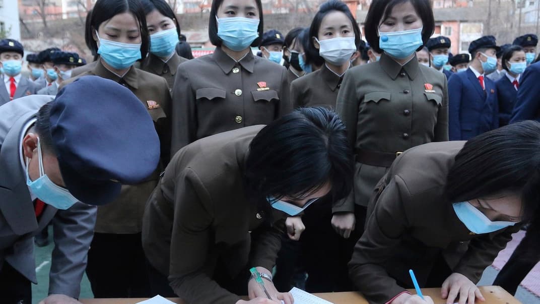 Студенти Пхеньянського університету торгівлі записуються добровольцями до армії, 17 березня 2023 року