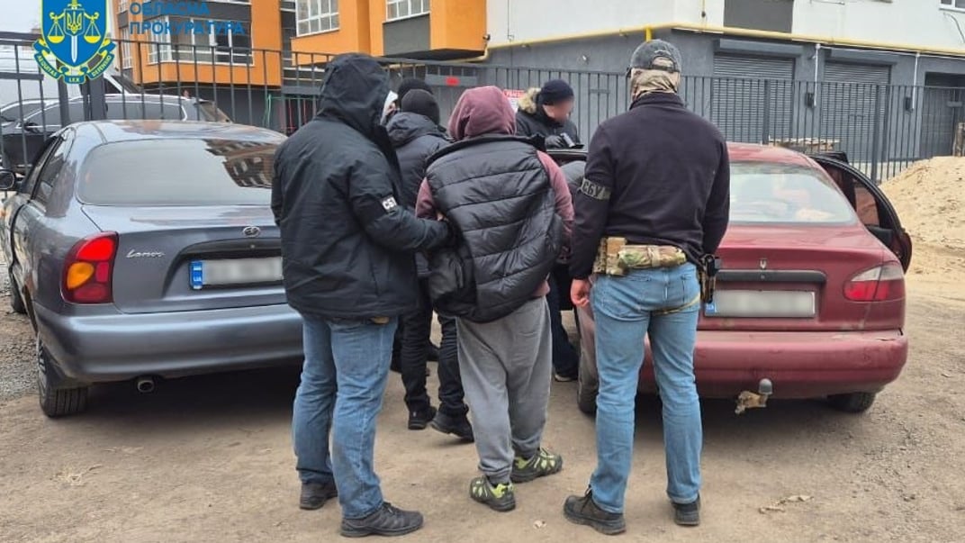 Сотрудники СБУ задерживают подозреваемого