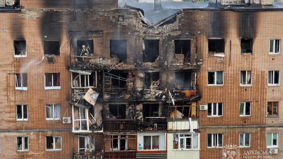 Багатоповерхівка, яка зазнала пошкоджень внаслідок російського обстрілу Харкова