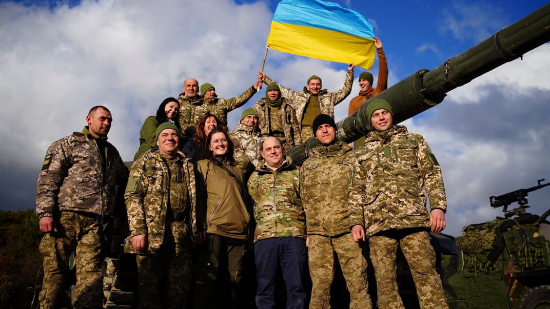 Міністр оборони Великої Британії Бен Воллес (третій праворуч унизу) позує з українськими військовими на базі британської армії в Дорсеті, Англія, 22 лютого 2023 року