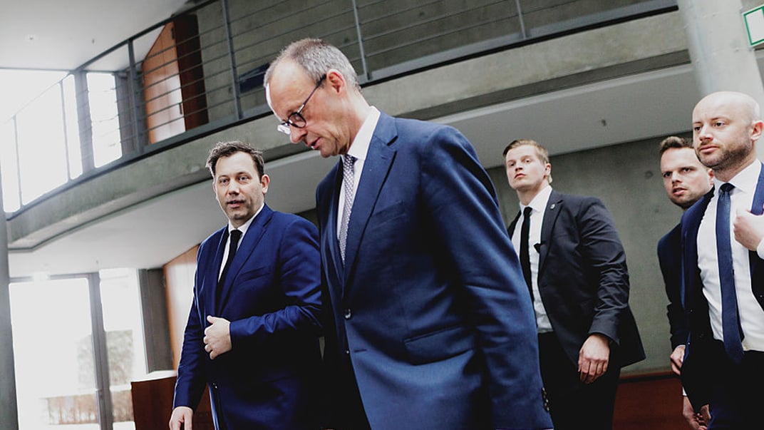 Ларс Клінгбайл, голова СДПН і новий співголова парламентської групи СДПН, і Фрідріх Мерц, голова ХДС (Християнсько-демократичний союз), на фото після прес-конференції після успішних коаліційних переговорів між ХДС/ХСС і СДПН 09 квітня 2025 року у Берліні