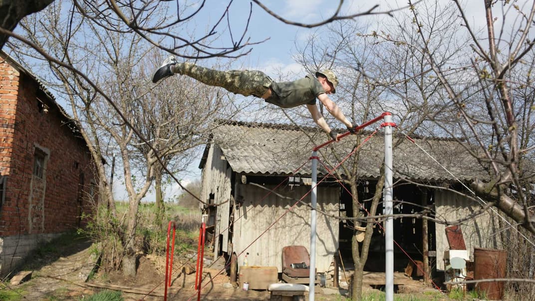 Украинский военный тренируется на собственноручно сделанной перекладине в селе Верхнеторецкое, которое находится в 250 метрах от линии разграничения на Донбассе