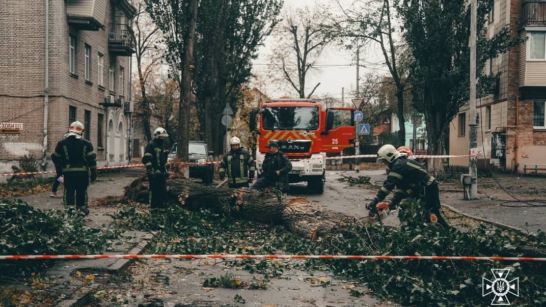 Рятувальники ліквідовують наслідки негоди в Україні, 28 жовтня 2023 року
