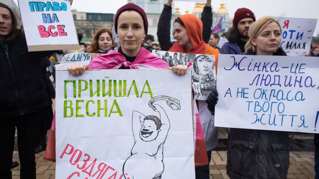 8 марта — день борьбы за равные права женщин и мужчин и противодействия гендерно мотивированному насилию. На фото — участницы и участники Марша в Киеве, 8 марта 2020 года