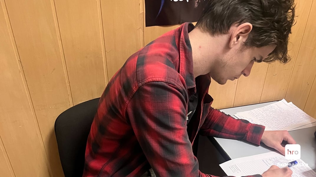 Журналіст hromadske Максим Коцюбинський пише пояснення у відділку поліції