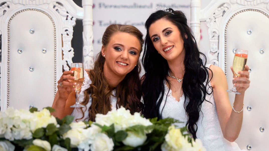 26-річна Робін Піплс і 27-річна Шарні Едвардс стали першою одружено одностатевою парою у Північній Ірландії