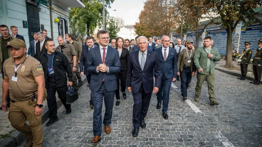 Министр иностранных дел Украины Дмитрий Кулеба и Верховный представитель ЕС Жозеп Боррель посещают Стену памяти погибших защитников Украины в Киеве, понедельник, 2 октября 2023 года