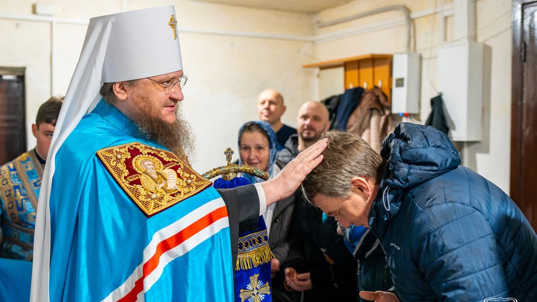 Митрополит Черкаський і Канівський УПЦ МП Феодосій благословляє парафіянина
