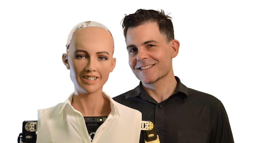 Робот Софія (коли що, зліва) та засновник і керівник компанії Hanson Robotics, яка її створила, Девід Генсон