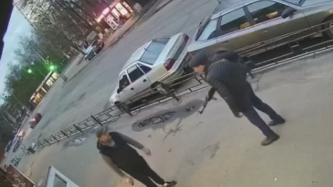 Підозрюваний нецензурно висловлювався в бік опонента та здійснив кілька пострілів у кіоск