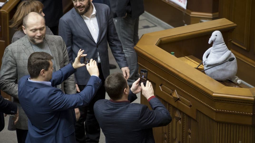 Народные депутаты и общественность ожидают решения избранного президента Зеленского — распустит ли он действующий парламент (на фото — «почекун» в Раде 24 февраля 2017 года)