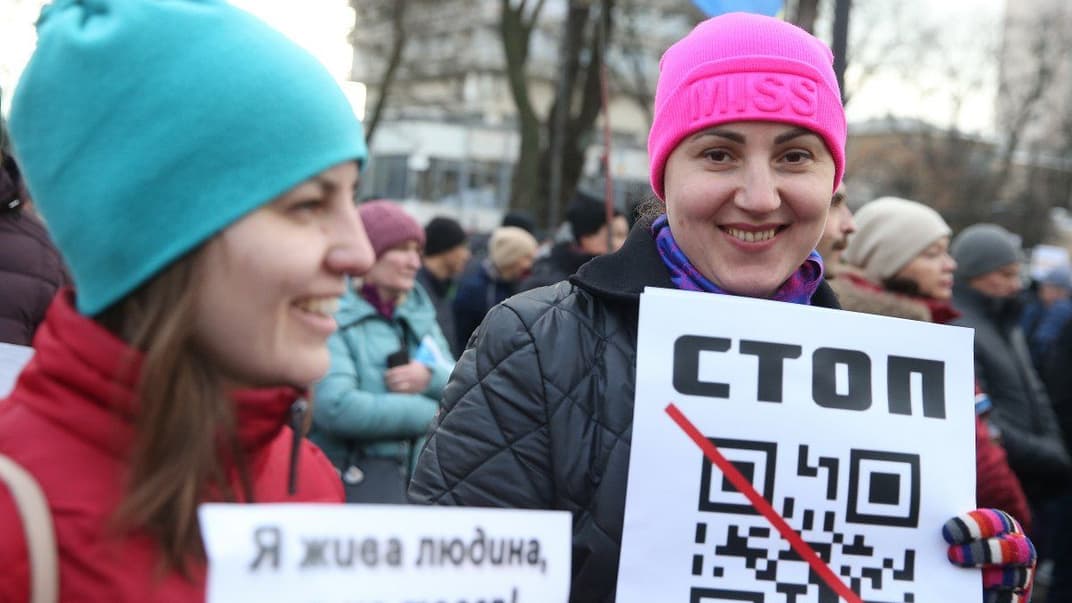 Участники марша противников вакцинации против COVID-19, 24 ноября 2021 года