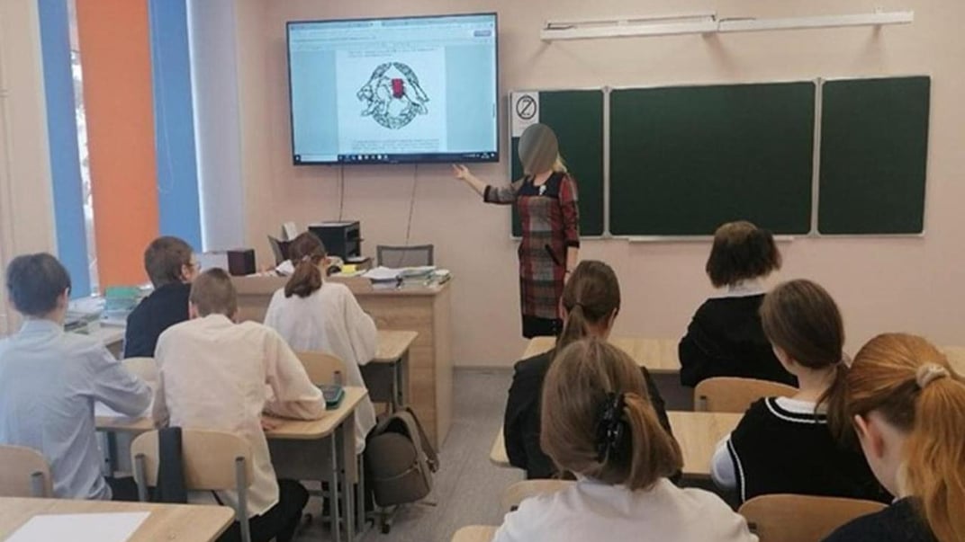 російським школярам показують емблему ССО ЗСУ