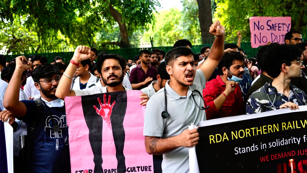 Врачи и парамедики, протестующие против изнасилования и убийства врача-стажера в государственной больнице в Калькутте, собираются перед офисом министра здравоохранения Индии в Нью-Дели, Индия, понедельник, 19 августа 2024 года