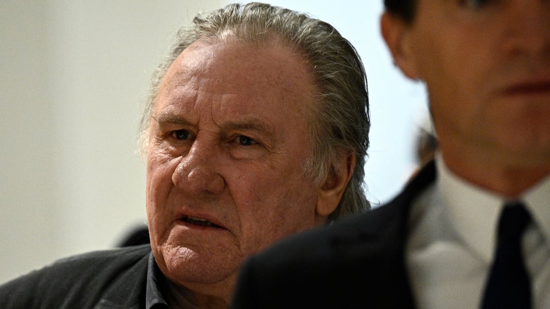 Французький актор Жерар Депардьє зі своїм адвокатом на судовому розгляді справи про сексуальне насильство, 27 березня 2025 року