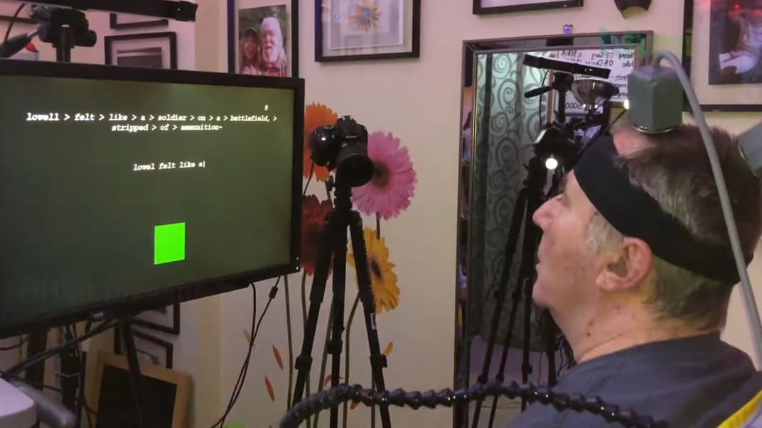 Парализованный человек набирает на экране символы с помощью нейрокомпьютерного интерфейса. Интерфейс считывает то, как человек представляет написание букв рукописью в голове, и превращает в символы