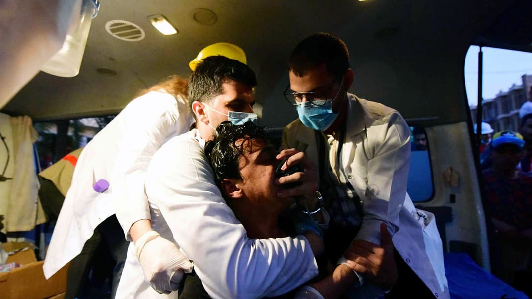 Медики надають допомогу чоловікові, який постраждав від сльозогінного газу під час сутичок з правоохоронцями біля мосту Аль-Арар в центрі Багдада, Ірак, 4 листопада 2019 року