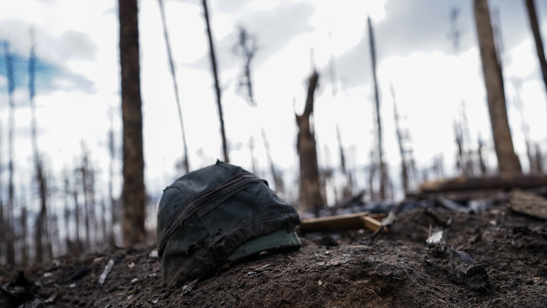 Ілюстративне фото. Армійська каска російського солдата лежить біля траншеї в Серебрянському лісі в Луганській області, 16 листопада 2023 року