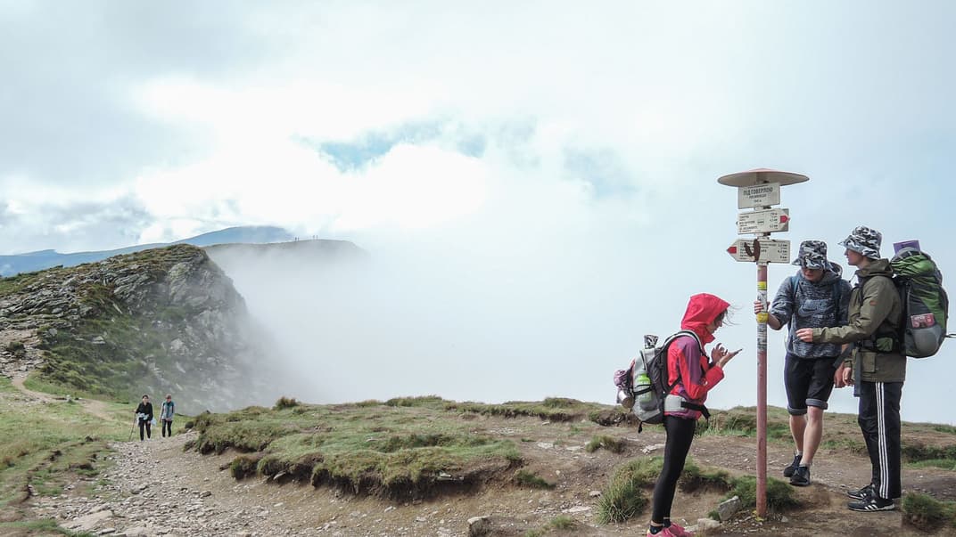 Туристи перевіряють маршрут на хребті Чорногора.