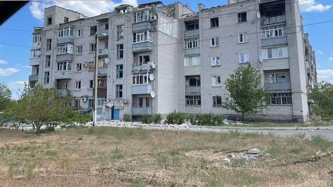 Пошкоджений внаслідок російського обстрілу будинок на Луганщині