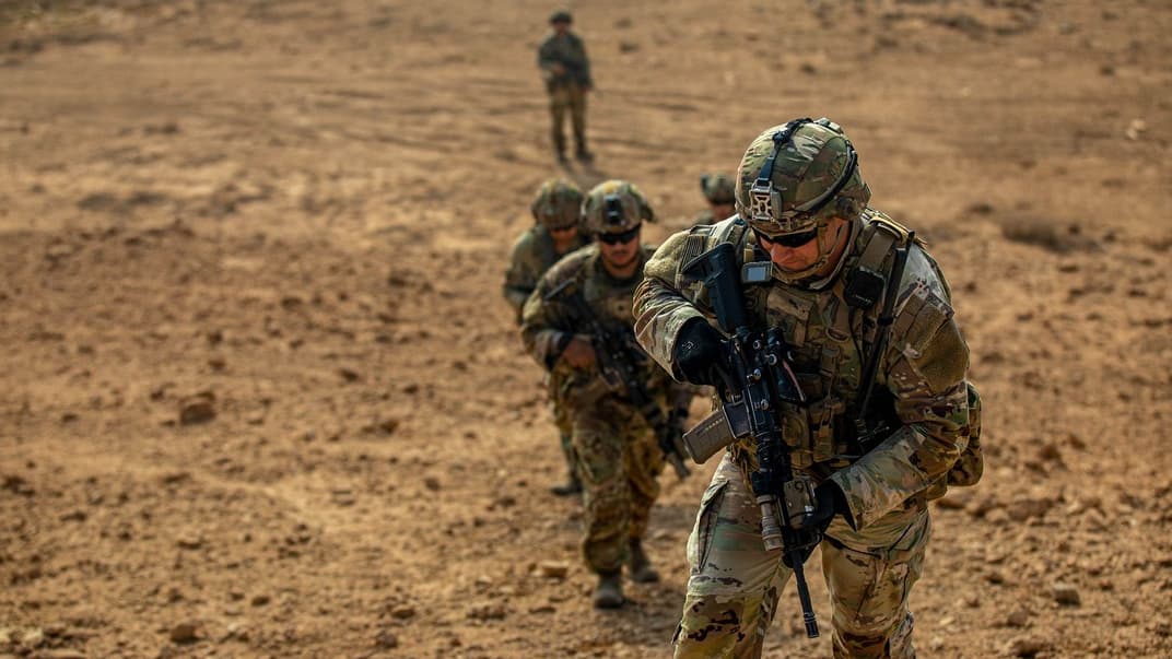 Штабний сержант армії США Кайл Гровер веде групу солдатів на вершину пагорба на авіабазі Аль-Асад, Ірак, 18 листопада 2022 рік