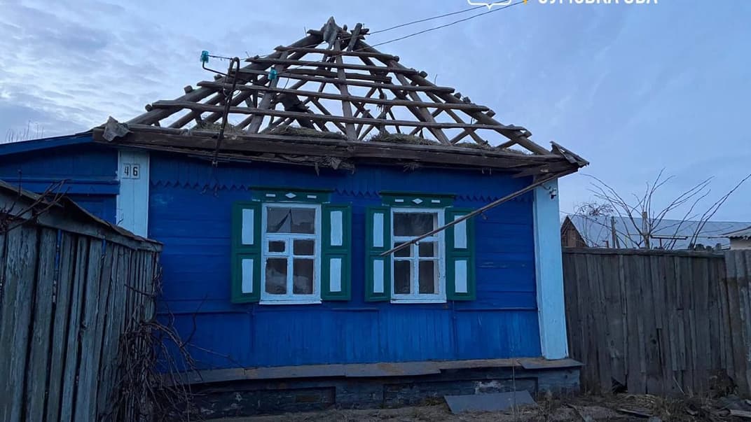 Пошкоджений будинок внаслідок російського обстрілу у Ворожбянській громаді, 29 листопада 2022 року