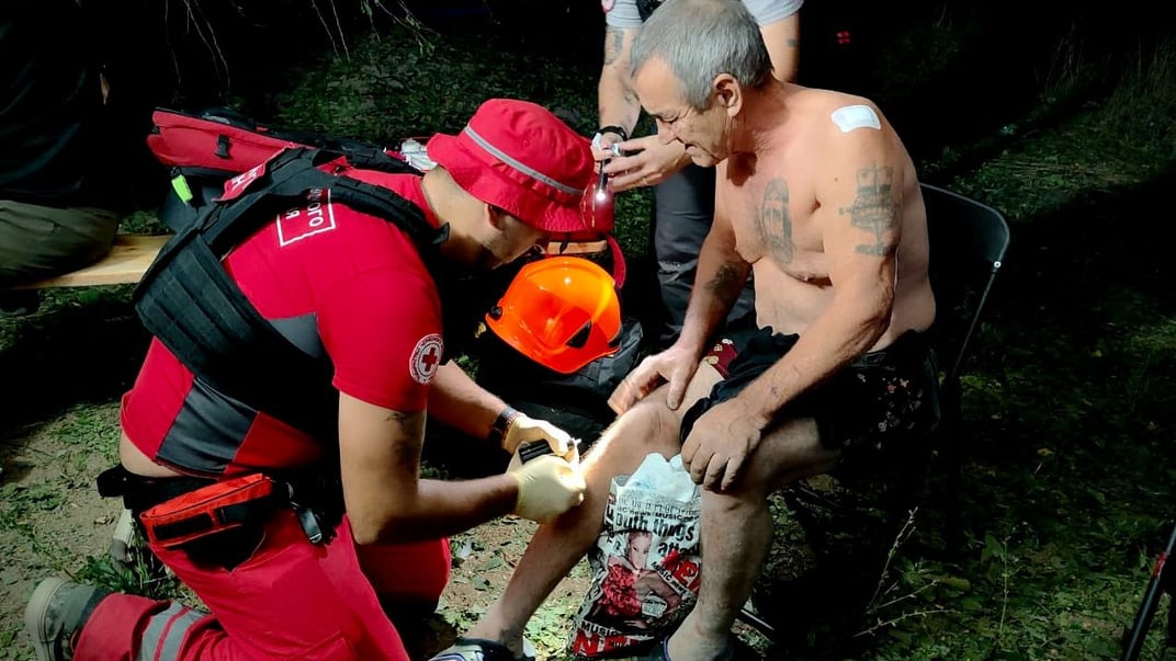 Рятувальники надають допомогу постраждалому внаслідок удару по Миколаєву Рятувальники надають допомогу постраждалому внаслідок удару по Миколаєву