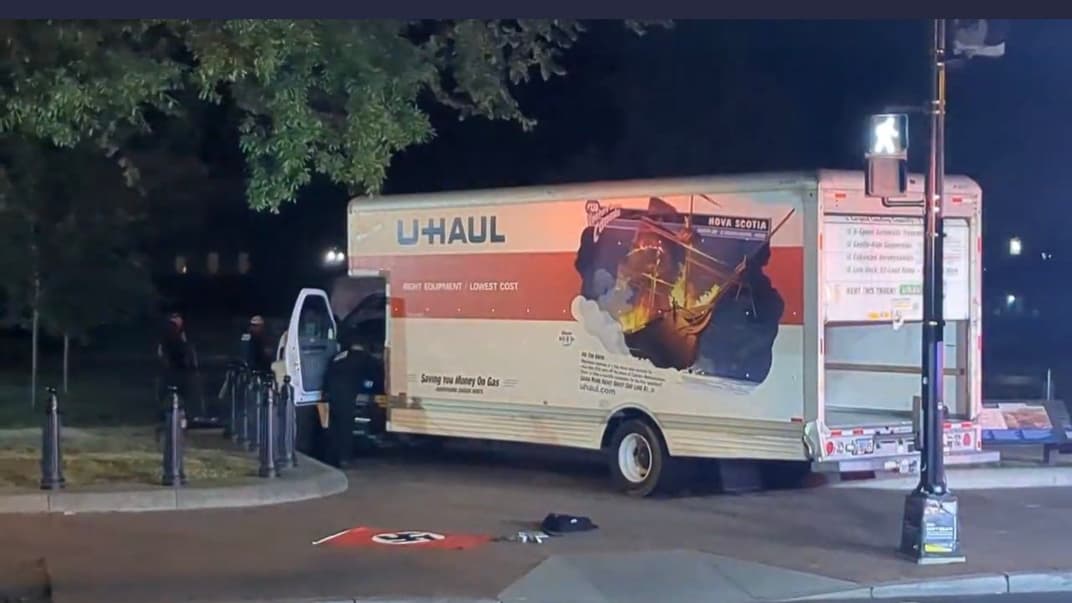 Следователи достали нацистский флаг из грузовика при обыске, 22 мая 2023 года