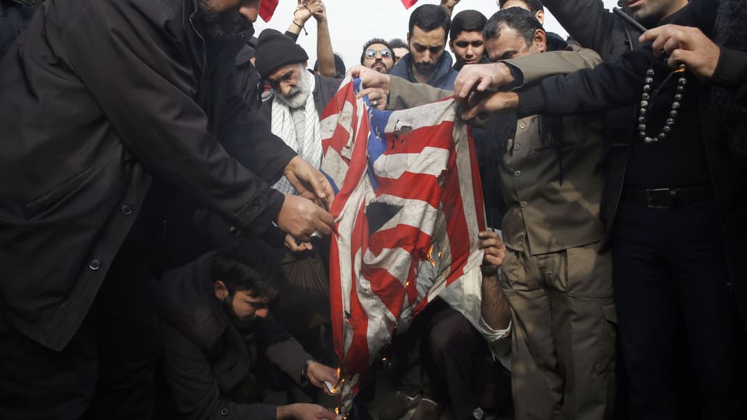 Иранцы после молитвы сжигают флаг США на антиамериканской демонстрации, устроенной за убийства американцами иранского генерала Касема Сулеймани, Тегеран, 3 января 2019 года