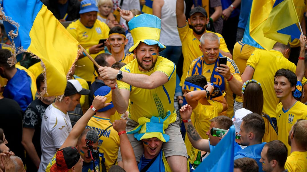 Украинские болельщики танцуют перед матчем Евро-2020 против Австрии в Бухаресте, 21 июня 2021 года