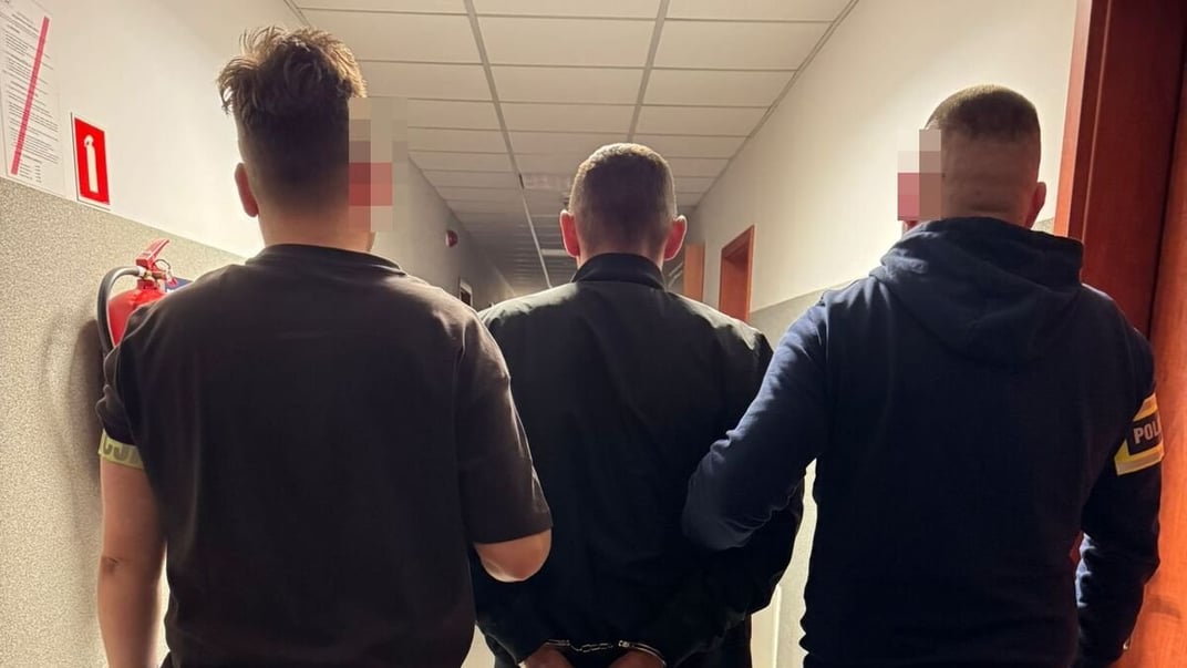 Затримання 37-річного українця, який п'яний прийшов забирати дитину з садочка Затримання 37-річного українця, який п'яний прийшов забирати дитину з садочка