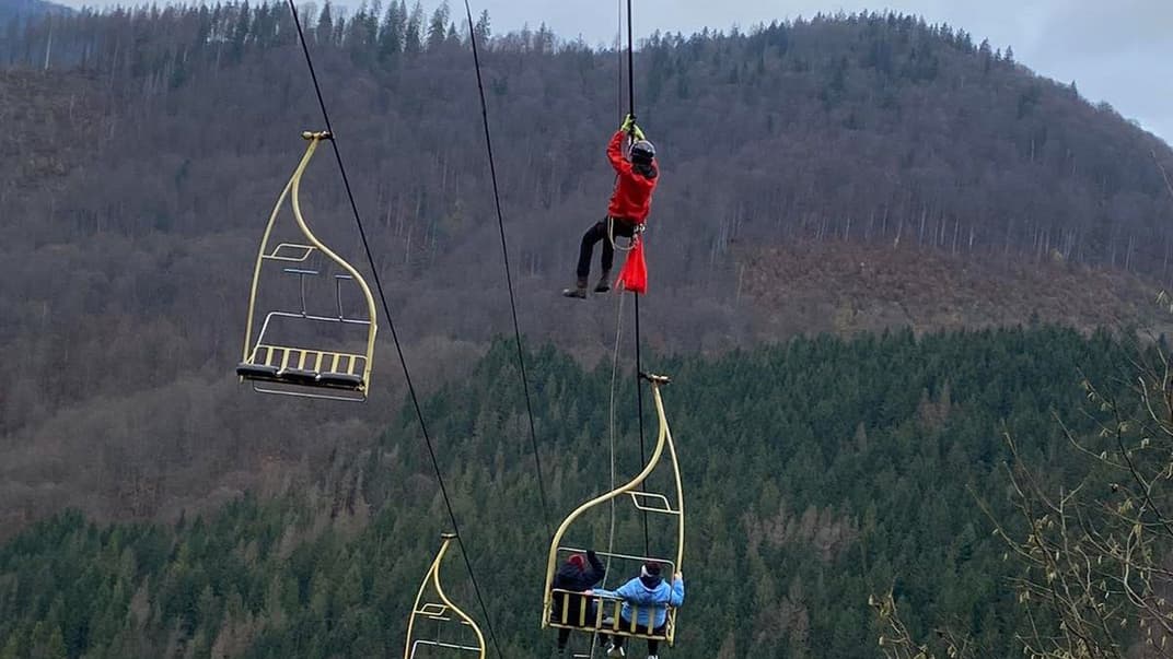 На Закарпатті 22 туристів застрягли на зламаному підйомнику