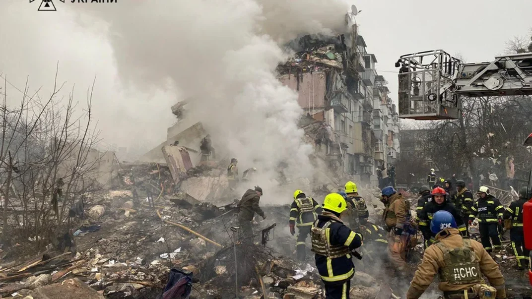 Рятувальники працюють на місці удару в Полтаві