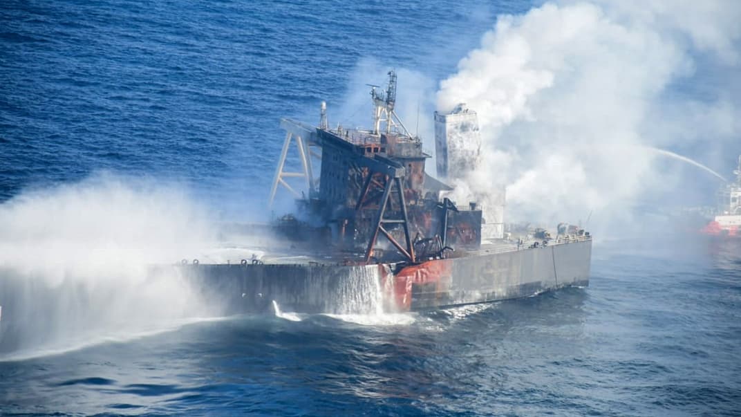 Кораблі берегової охорони гасять пожежу на судні з нафтою MT New Diamond, Шрі-Ланка, 6 вересня 2020 року