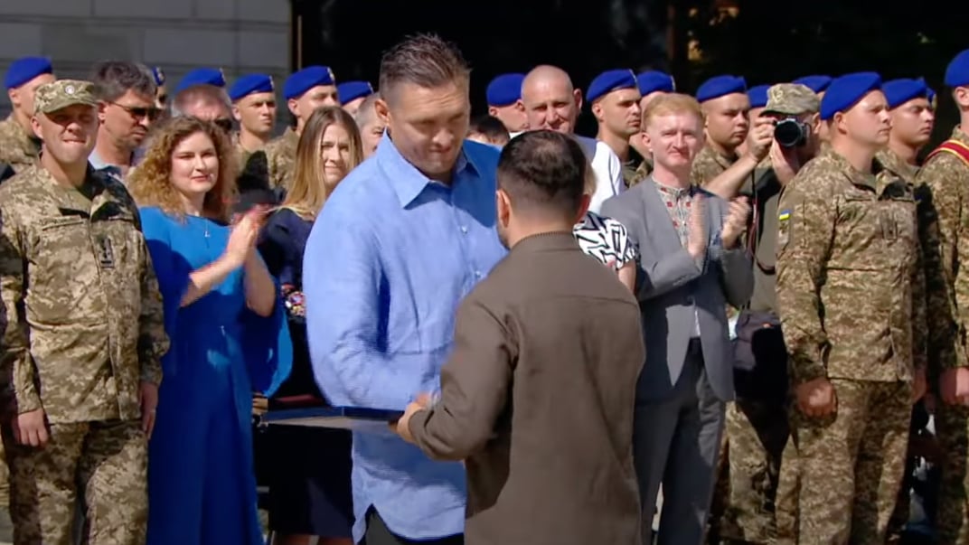 Владимир Зеленский награждает Александра Усика орденом Свободы, 24 августа 2024 года